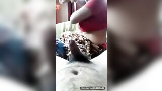 पति का लंड बड़े प्यार से अपने नंगे सीने से लगाती बीवी