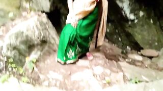 नारियल वाले ने आंटी की हवस दूर की झरने के पास
