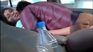मकान मालिक की कार में सेक्स करके रेंट चुकाया लड़की ने