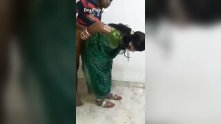 पीछे से बीवी की गांड मारने की कोशिश करता पति