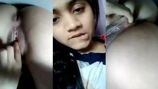 गांड में उंगली कर चर्बीदार चूत से खेलती लफ़ंगी कॉलेज गर्ल