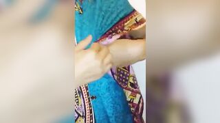 चुचे दबाकर दूध निकालती इंडियन कॉलेज गर्ल