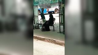 बस स्टैंड पर सरेआम लुंगी में हाथ डालकर लंड हिलाकर देती मोहतरमा