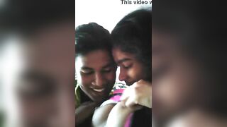 गर्लफ्रैंड के कसैले चुचे चुसने का लिया मजा