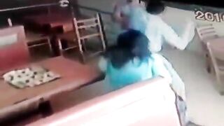 रेस्टोरेंट में चुदाई करते कपल को पकड़कर लताड़ा