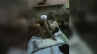 बूढ़े ने कोरोना काल में किराया वसूला चूत मार के