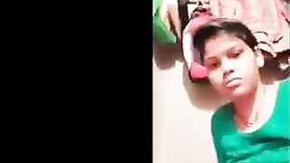 काले, घुंगराले झांटो वाली बुर लड़की ने सहलाई