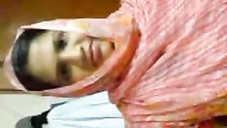 चुदाई से पहले फिल्माया गर्लफ्रैंड निशा का नंगा बदन