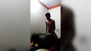 ज़ोमाटो बॉय से चूत की सर्विस कराती हुई सेक्सी आंटी
