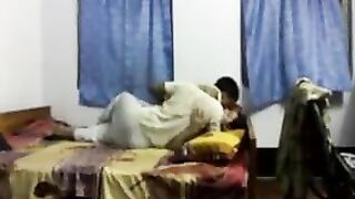 चुदाई के अलग अलग पोजीशंस ट्राय करती बंगाली बीवी