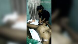 कस्टमर के लंड की सर्विस करती इंडियन मसाज गर्ल