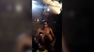 गाँव की देहाती भाभी की नंगी बाथरूमसेल्फी