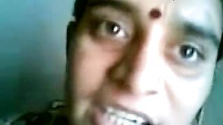 पैंटी जाँघो में लटकाकर चूत दिखाती बेशर्म आंटी