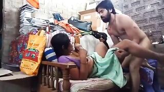 बीवी को सोफे पर लिटा कर चोदा