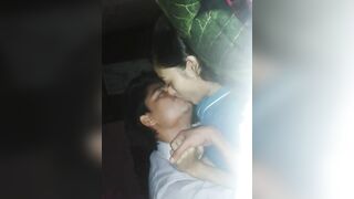 खूबसूरत गर्लफ्रेंड के साथ हॉट किसिंग