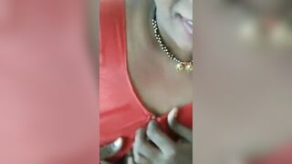 दोस्त की माँ के चुचे दबाए