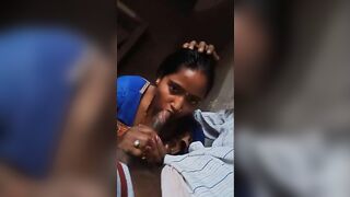 सर दबाकर देहाती भाभी से चुसाया लंड
