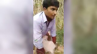 गन्ने के खेत में रंडी चोदते दो दोस्त