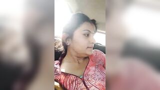 कार में चुम्मा चाटी करता देसी कपल