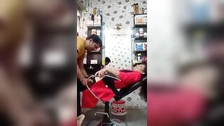 गुजराती भाभी की चूत चाटी बार्बर ने