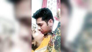 हस्बैंड वाइफ का हॉट फ्रेंच किस