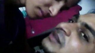 किस कर के चुद्वाती हुई लड़की