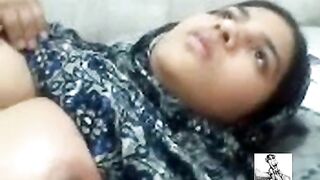 पाकिस्तानी बेगम के चुचे मसले
