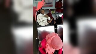 अंकल ने रेलवे स्टेशन पर लड़की के बूब्स दबाये