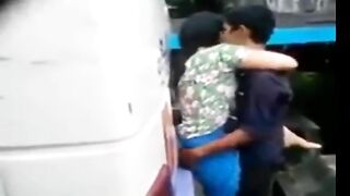 लवर्स ने वैन की आड़ में सेक्स किया