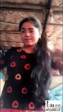 नटखट कुंवारी लड़की ने दिखाए अपने चुचे