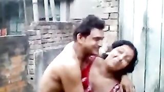 भारतीय भाभी आउटडोर रोमांस देवर के साथ व्यभिचारी पति द्वारा दर्ज की गई