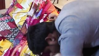 देसी भाभी ने बेडरूम में प्रेमियों का मूड भांप लिया