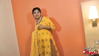 डिल्डो को चोदने के लिए प्रसिद्ध देसी भाभी स्ट्रिप्स