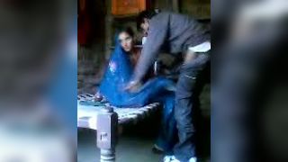 भारतीय भाभी उसके देवर द्वारा पीटा जा रहा है