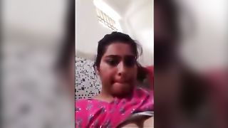 गर्म बड़े स्तन के किशोरों की लड़की उसे दोपहर के भोजन के दौरान