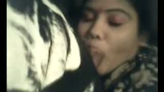 देसी युगल घर का बना अश्लील blowjob और सेक्स
