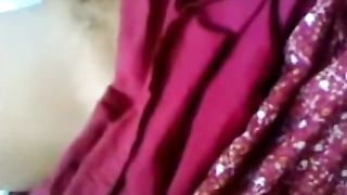 गर्म भारतीय चाची उसे बिल्ली की पेशकश के लिए दोपहर के भोजन के