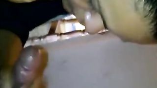 देसी लड़की और फोन पर बात कर रही