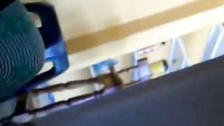 देसी लड़की और फोन पर बात कर रही