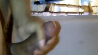 देसी लड़की और फोन पर बात कर रही