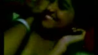 देसी लड़की नि: शुल्क अश्लील सेक्स प्रेमी के साथ अंधेरे में