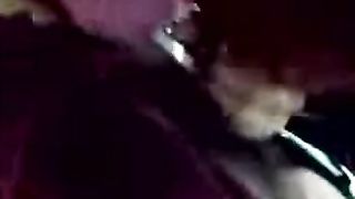 एक गर्म लड़की कार में